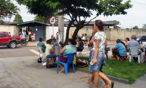 Em busca de vagas, centenas de pais fazem fila em frente de escola militarizada em Ji-Paran