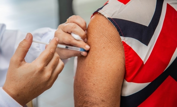 Educadores físicos e veterinários recebem a vacina contra Covid neste sábado