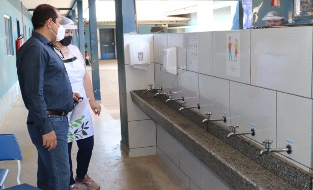 Prefeitura instala lavabos e material de higiene para retorno às aulas presenciais