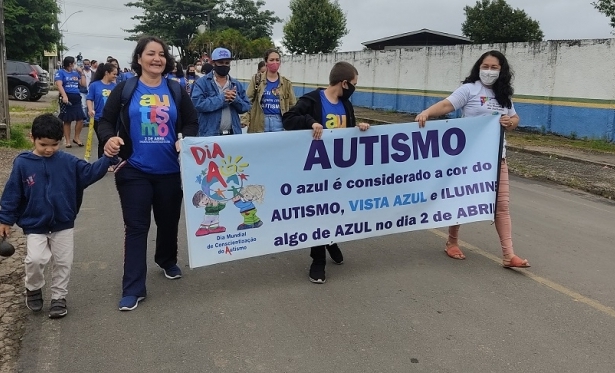 Passeata pelo Dia Mundial de Conscientização Sobre o Autismo chama a atenção dos comerciantes