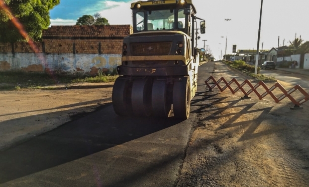 Prefeitura inicia asfaltamento em ruas danificadas por rede de esgoto