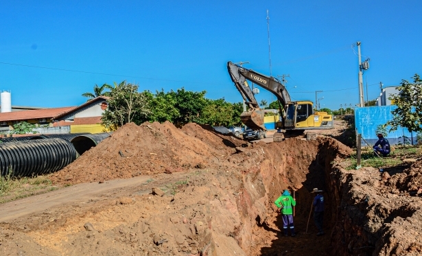 Prefeitura constrói rede de água pluvial na avenida Aracajú