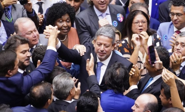 Com votao recorde, Lira  reeleito para a presidncia da Cmara