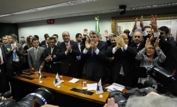 Por aclamao, PMDB oficializa rompimento com governo Dilma