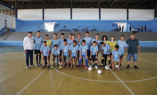 Prefeitura entrega uniformes aos alunos do projeto Bom de Bola, Melhor na Escola
