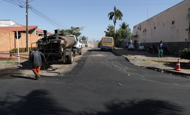 Prefeitura recapeia vias que cruzam a Rua Menezes Filho